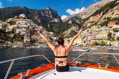 Excursión en barco para grupos pequeños por la costa de Amalfi desde Sorren...