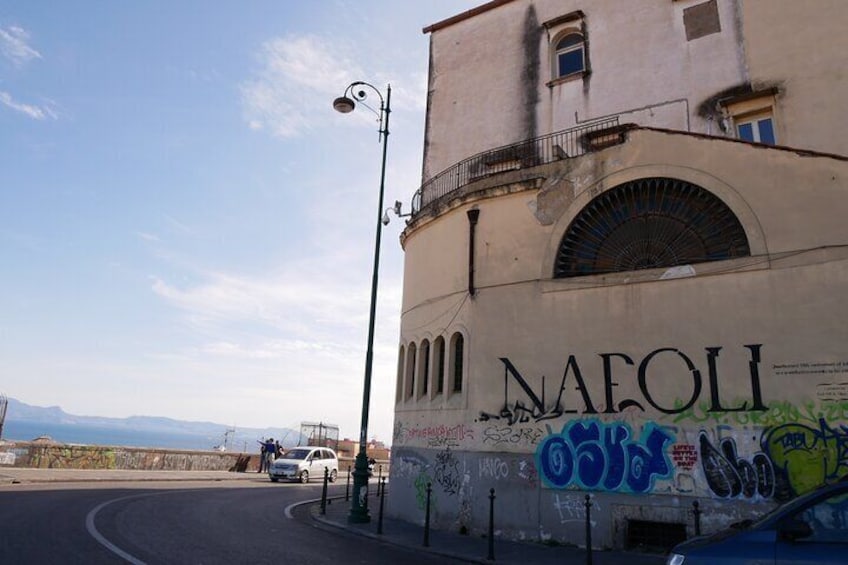 Panoramic historical walking tour of Naples: rich and poor areas