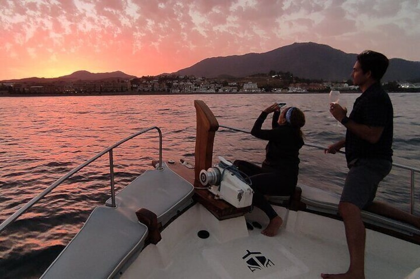 Boat trip at sunset + Glass of Cava + Seafood tasting