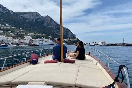 Paseo en barco privado por Capri desde Capri (3 horas)