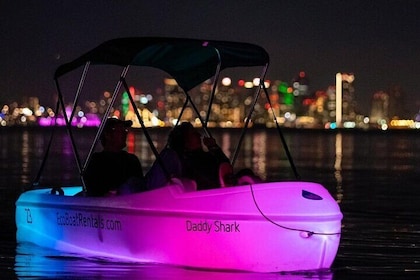 サンディエゴの 1 時間ペダル ボート レンタル : 昼光または夜光オプション