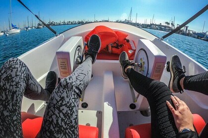 Alquiler de bote a pedal de 1 hora en San Diego: opciones luminosas de día ...