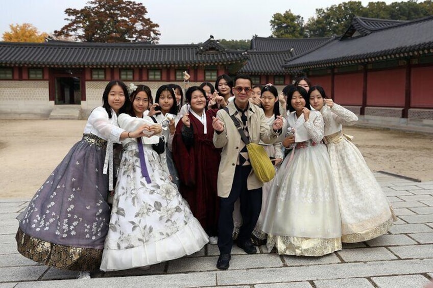 Korean school girls worn Hanbok(korean traditional costumes)