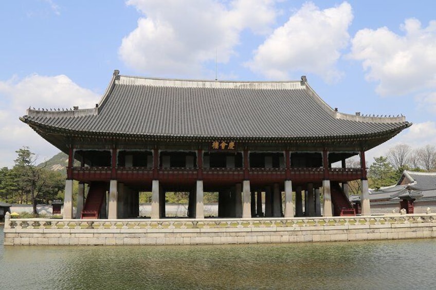 Gyeonghoeru Pavilion
Gyeonghoeru was where the king threw banquets for foreign envoys or his court officials.