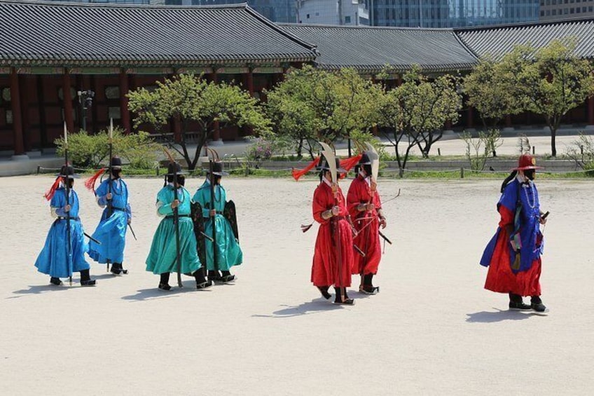 They are guard man who keep the Gyeongbokgung and they are going to take a shift.