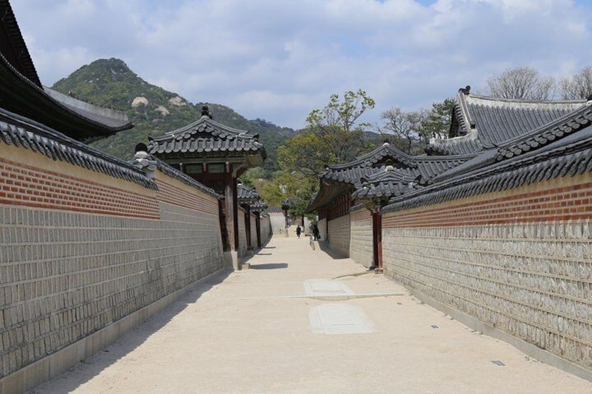 Gyeonghoeru's side narrow way and be seen far away Bugaksan Mountain