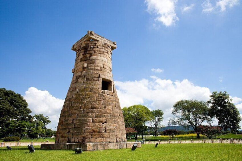 The observatory was built in a cylinder shape at approximately 9 meters in height. The observatory consists of 365 stones, symbolizing the number of days in a year.