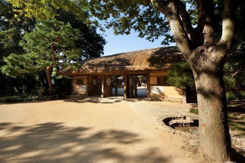 Korean Folk Village, Suwon hwaseong fortress, Icheon Ceramic experience Tour