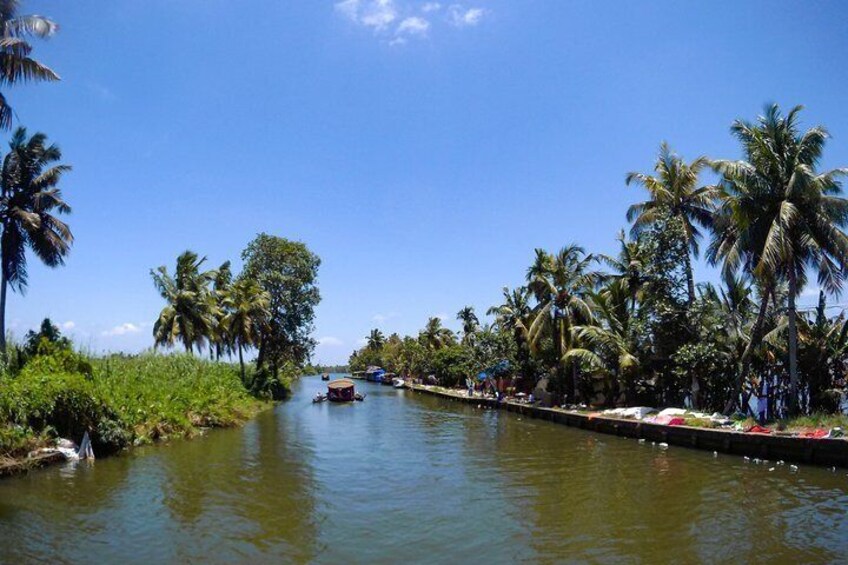 5 Nights & 6 Days Kerala Tour Covering Munnar, Aleppey Houseboat, Kovalam Beach