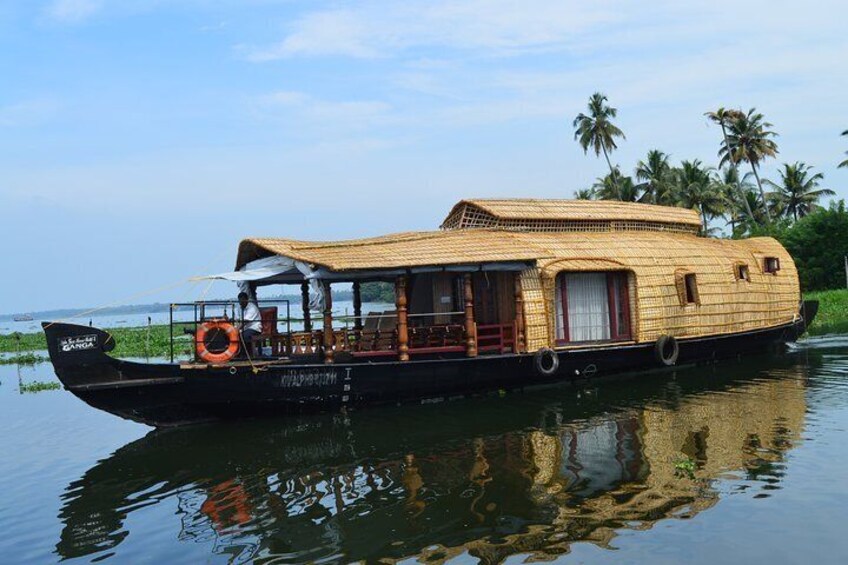 5 Nights & 6 Days Kerala Tour Covering Munnar, Aleppey Houseboat, Kovalam Beach