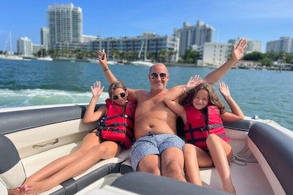 2Hr Private Boat Rental Miami Beach guarda le case di milionari e celebrità