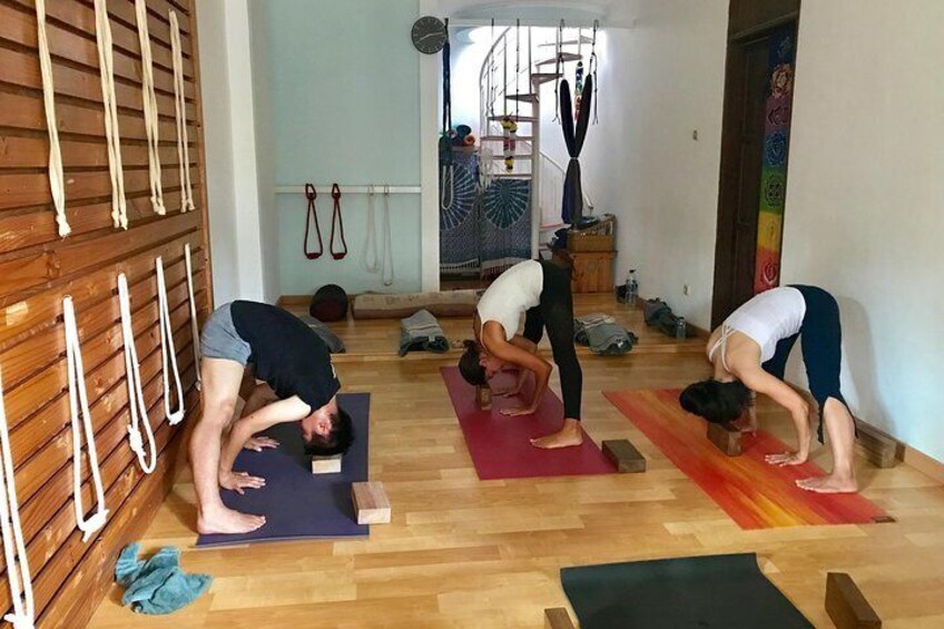 Yoga in Bali (Iyengar yoga class)
