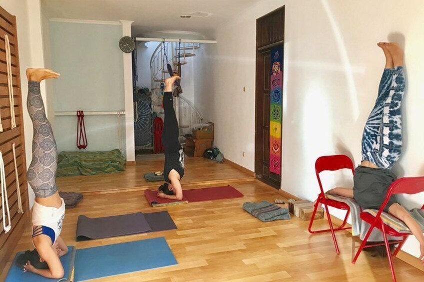 Yoga in Bali (Iyengar yoga class)