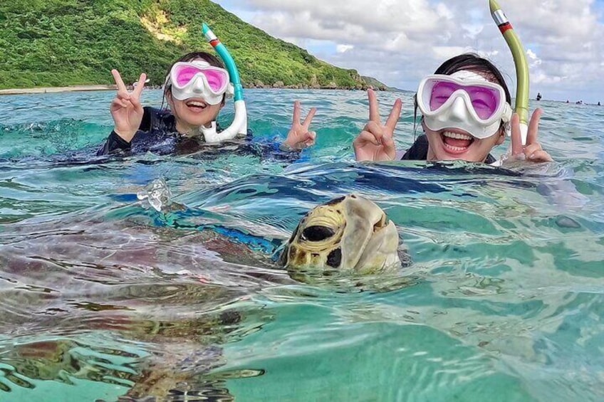 [Okinawa Miyako] Swim in the shining sea! Sea turtle Snorkeling