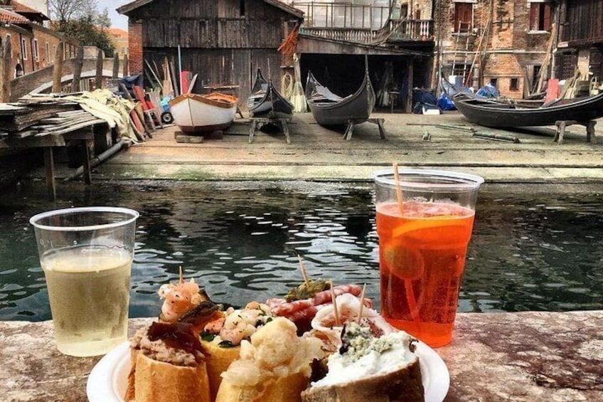 Drink eat and walk in Venice