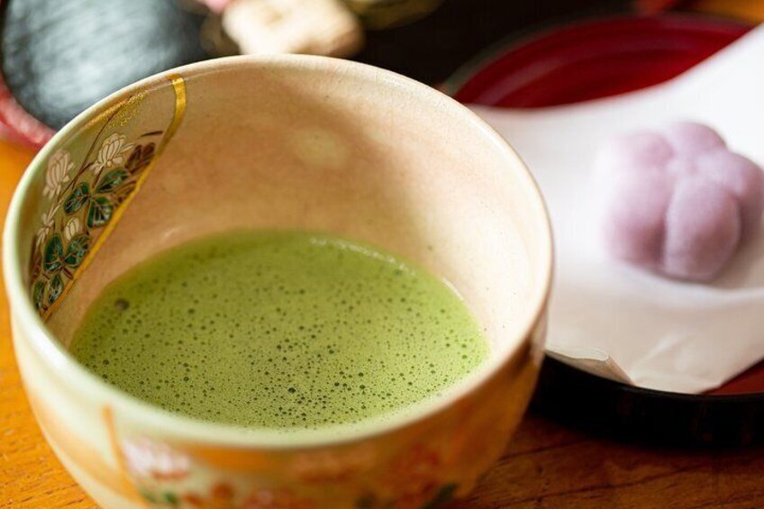 Experience Japanese culture "tea ceremony" in a full-fledged tea room wearing a simple kimono