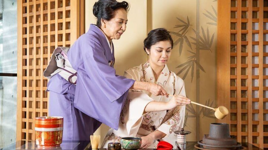 Experience Japanese culture "tea ceremony" in a full-fledged tea room wearing a simple kimono