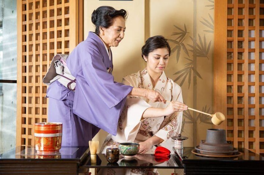 Experience Japanese culture "tea ceremony" in a full-fledged tea room wearing a simple kimono