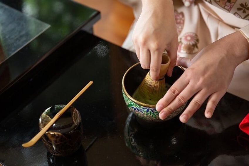Experience Japanese culture "tea ceremony" in a full-fledged tea room wearing a simple kimono