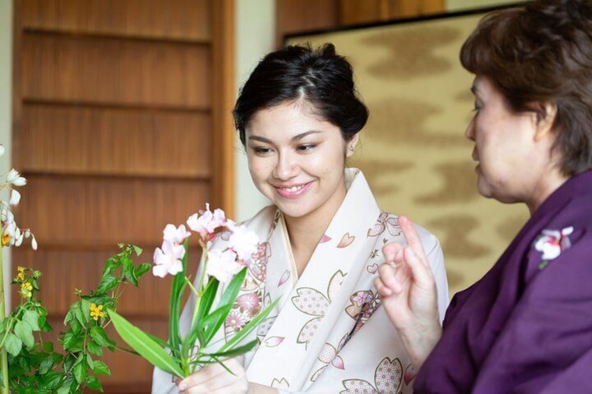 Experience Japanese culture "Sando" tea ceremony, flower arrangement, and calligraphy in one day in Onna Village, Okinawa