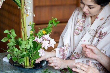 Experience Japanese culture "flower arrangement" in a Japanese-style room w...