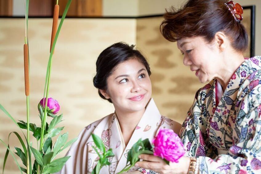 Experience Japanese culture "flower arrangement" in a Japanese-style room wearing a simple kimono