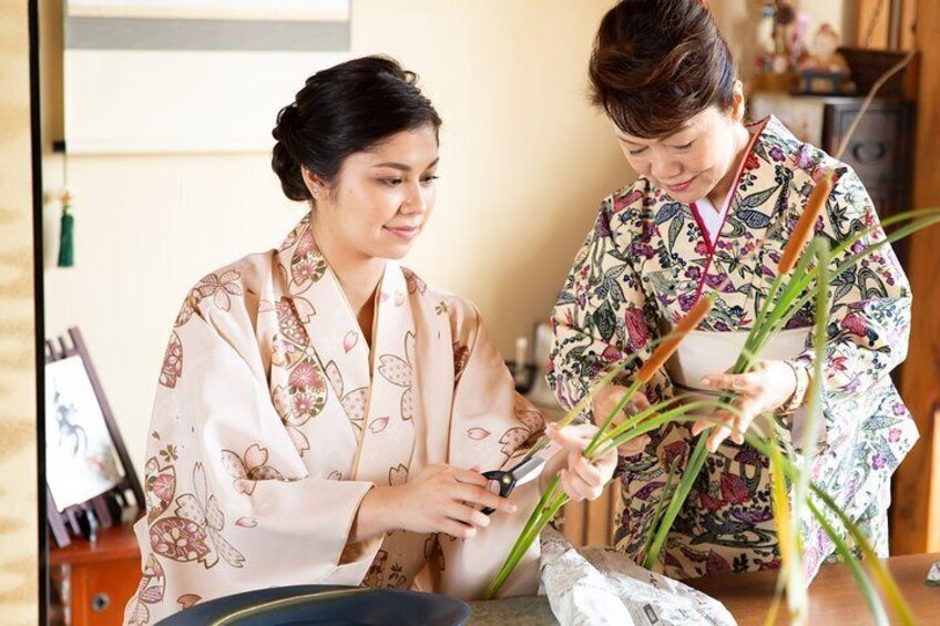 Experience Japanese culture "flower arrangement" in a Japanese-style room wearing a simple kimono