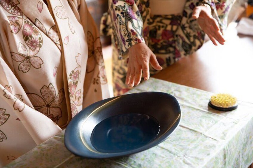 Experience Japanese culture "flower arrangement" in a Japanese-style room wearing a simple kimono