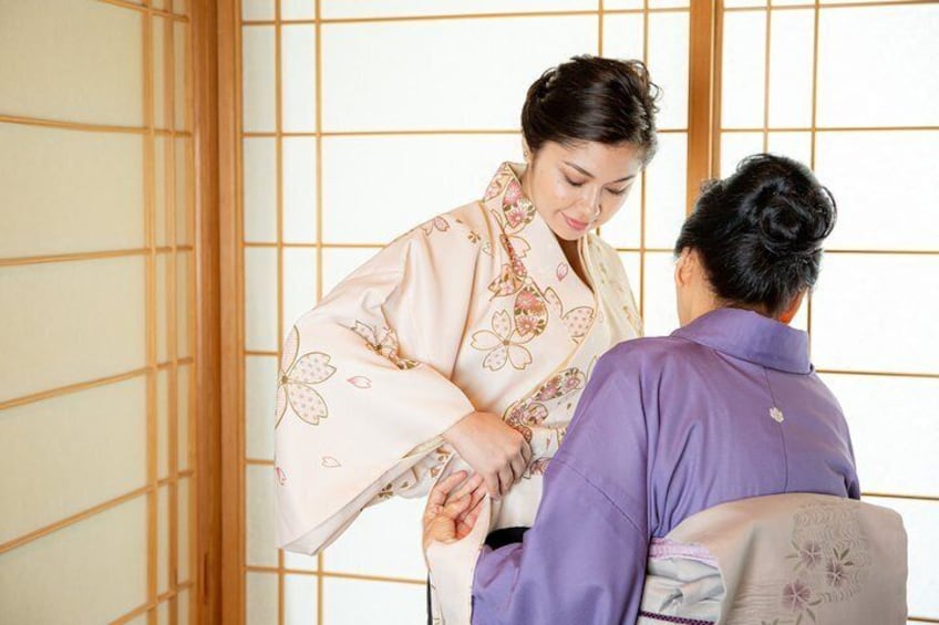 Experience Japanese culture "flower arrangement" in a Japanese-style room in Onna village