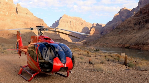 Tour Over the Edge in elicottero con atterraggio nel Canyon e barca a ponto...