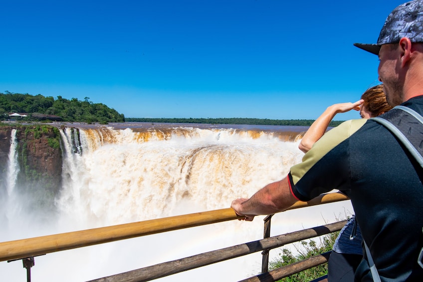 Cargar ítem 3 de 9. Iguazu Falls Boat Tour & Jungle Truck Ride