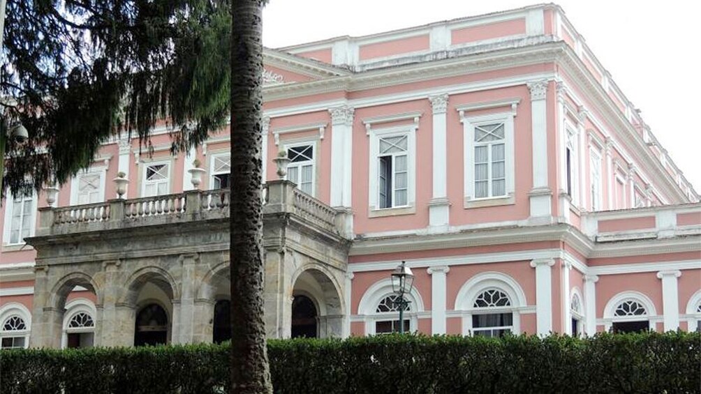 Öppna foto 4 av 10. Close view of a building in Petropolis Brazil