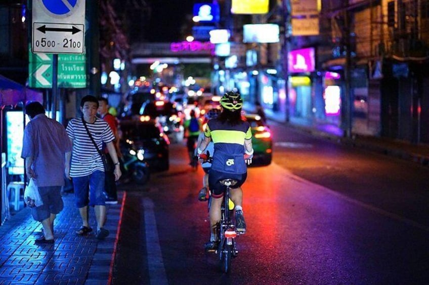 NR-04 WangLang adventurous cycling with a night life cultures of Bangkokian
