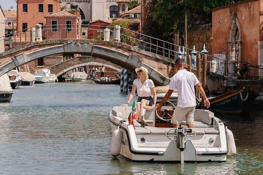 Venice: Cruise in Venice Canals on electric boat