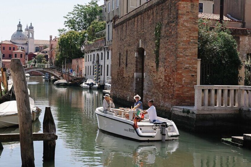 Venice: Cruise in Venice Canals on electric boat