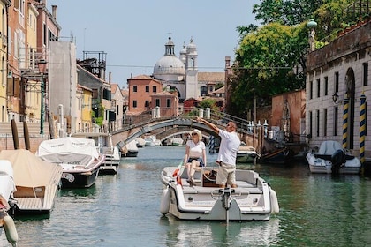 Venedig: Die versteckten Kanäle auf einem Elektroboot