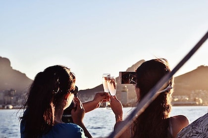 Cruise and Dine Dinner / Cape Town: Sunset Champagne Cruise og 3-retters mi...