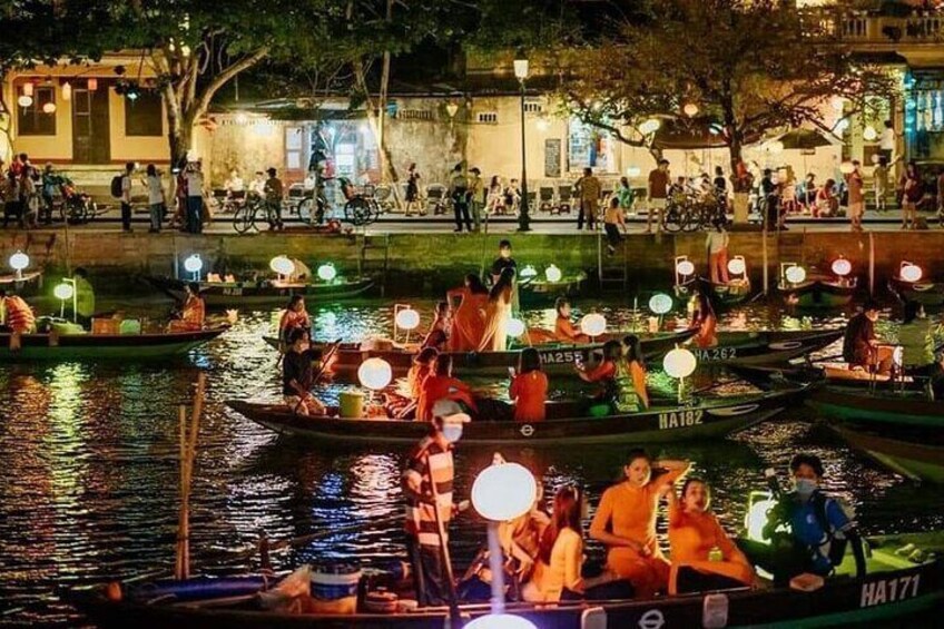  Hoi An City Private WalkingTour with RiverBoat Ride-Night Market