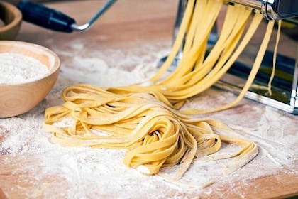 Toscana: corso di cucina con pasta nella cantina di San Gimignano