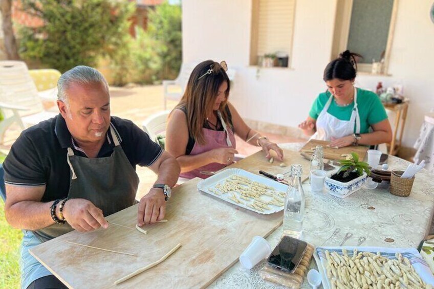 Fresh pasta cooking lesson in the garden 