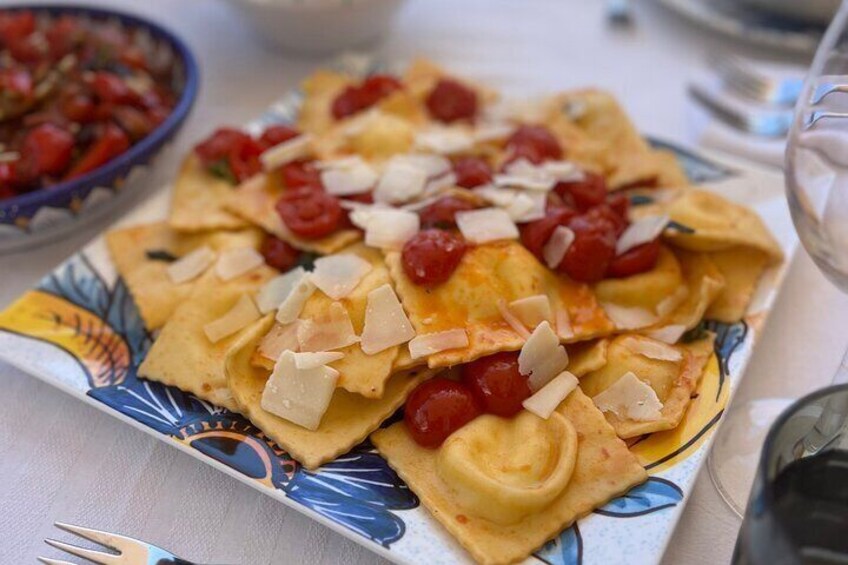 Fresh pasta cooking lesson in the garden 