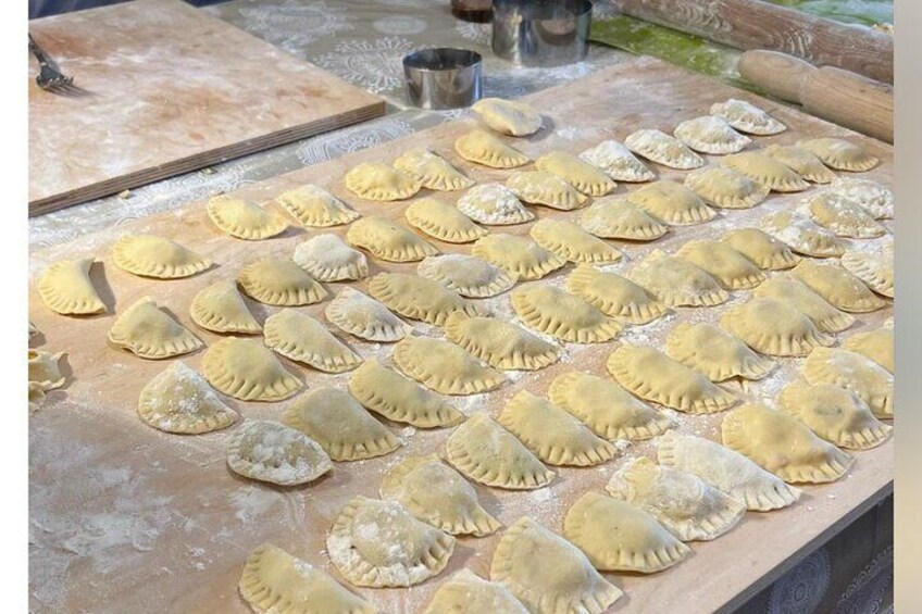 Fresh pasta cooking lesson in the garden 