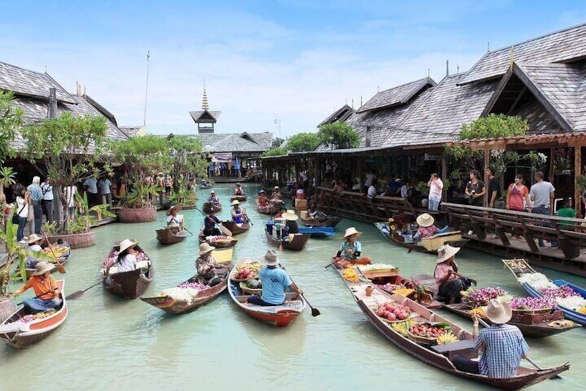 Unique experience at Floating Market Pattaya