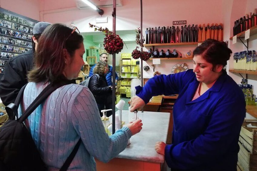 Naples: Street Food and Sightseeing Tour with Local Expert