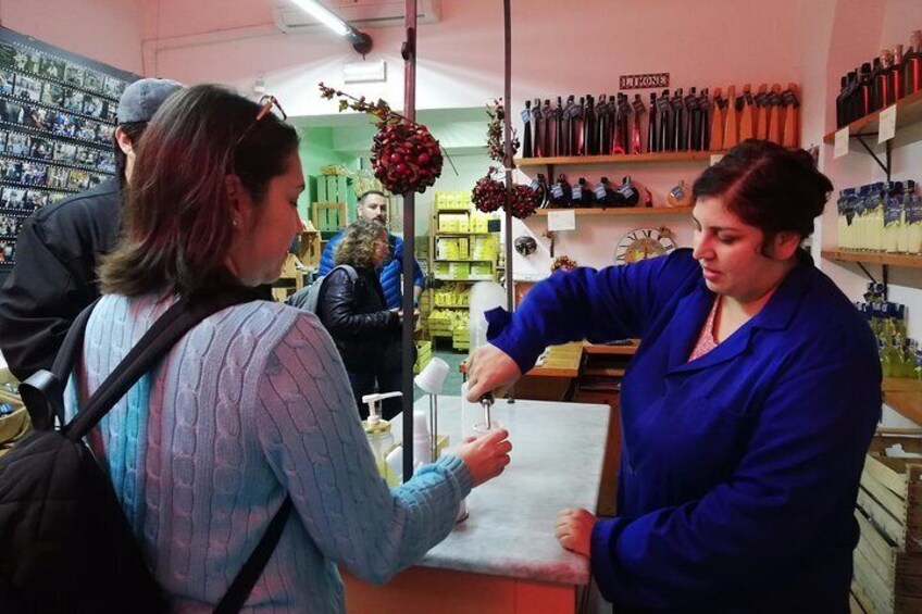 Naples: Street Food and Sightseeing Tour with Local Expert