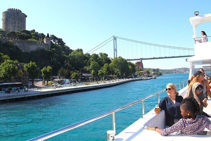 Istanbul lunsjcruise: Langsirkel Bosporoscruise opp til Svartehavet