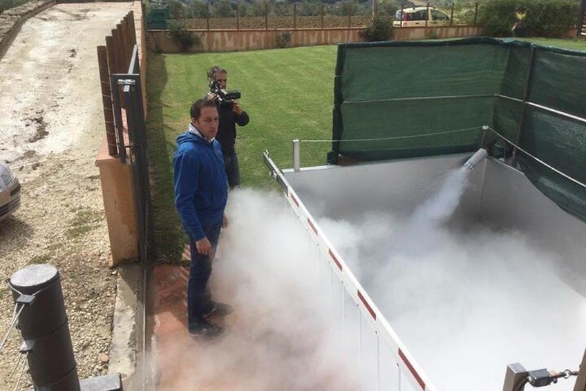 Cutting-edge technique, that of cooling the freshly harvested white grapes with dry ice