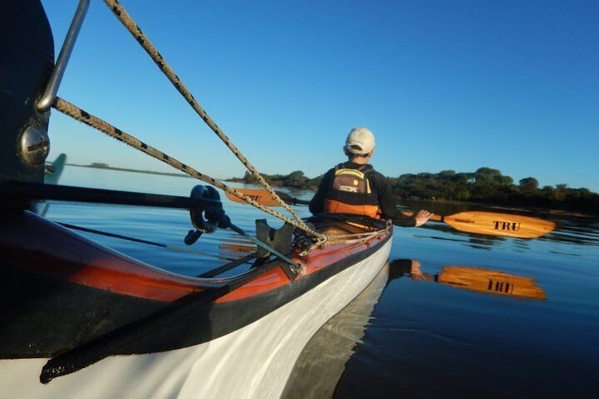 The practice of kayaking offers us the certain possibility of doing a sport, and at the same time closely links us with the river, the coasts and its ecosystems.