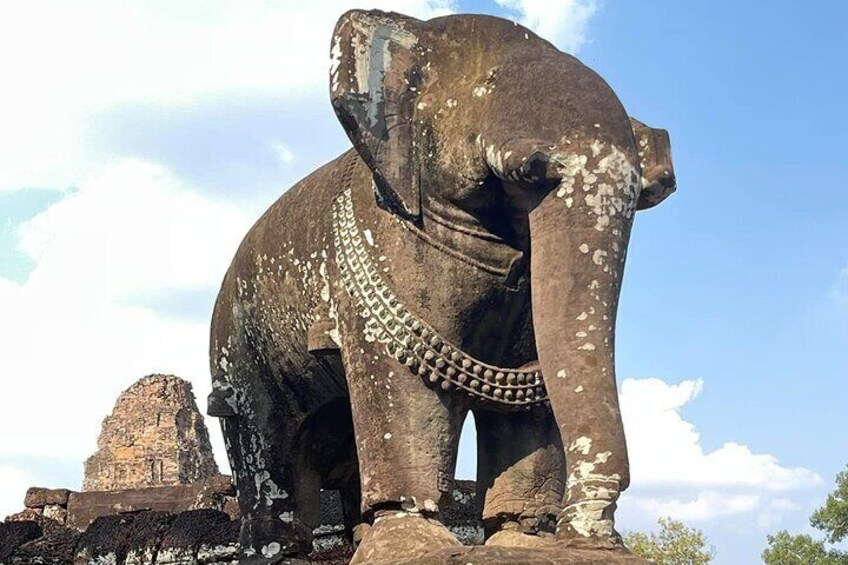 Elephant statue at Mebon temple