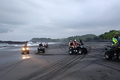 Paseo privado en ATV por Bali de 2 horas en la playa de arena negra